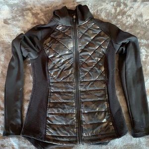 Women’s camo zip up hooded sweatshirt